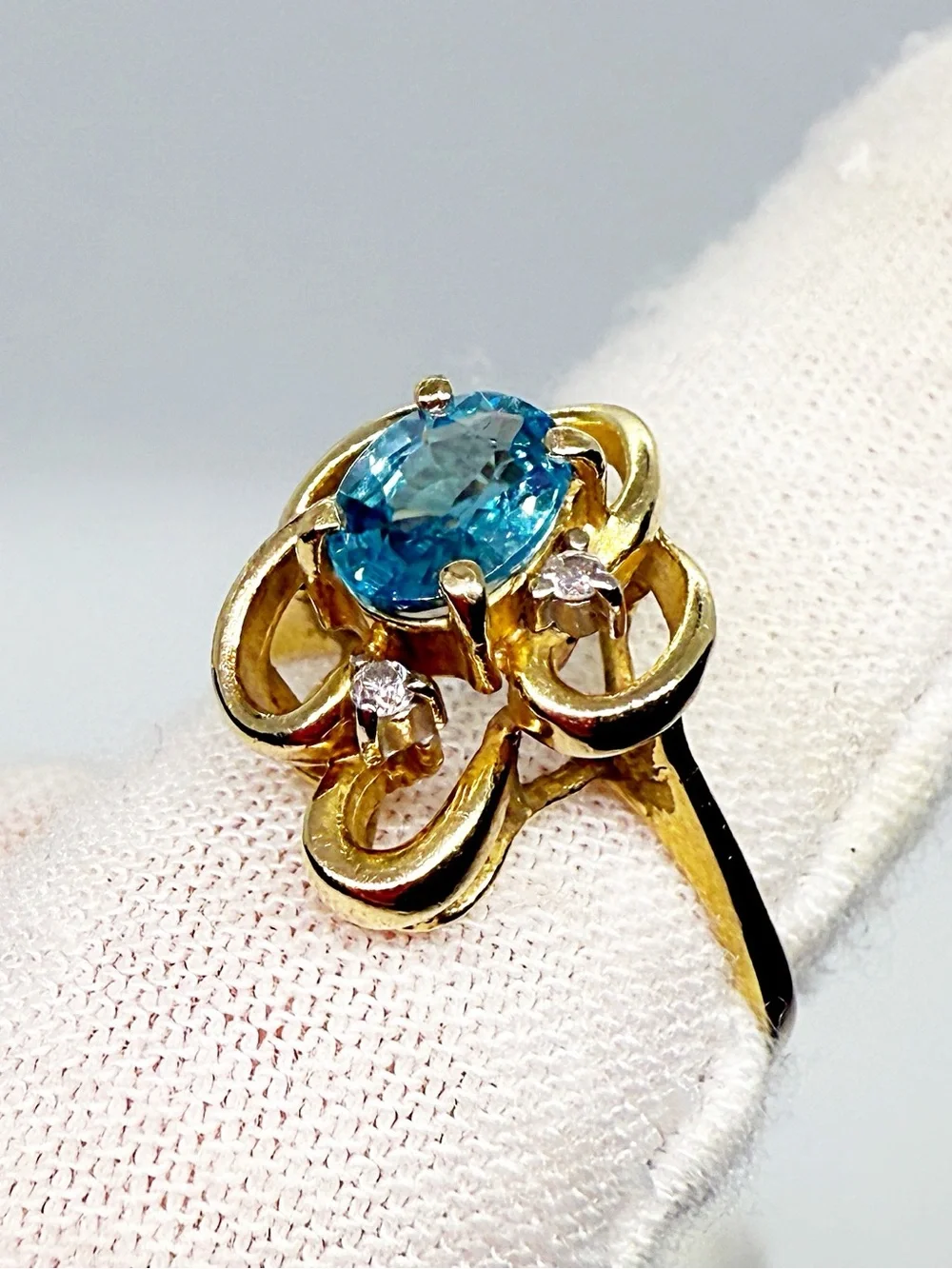 N/A elegant gold